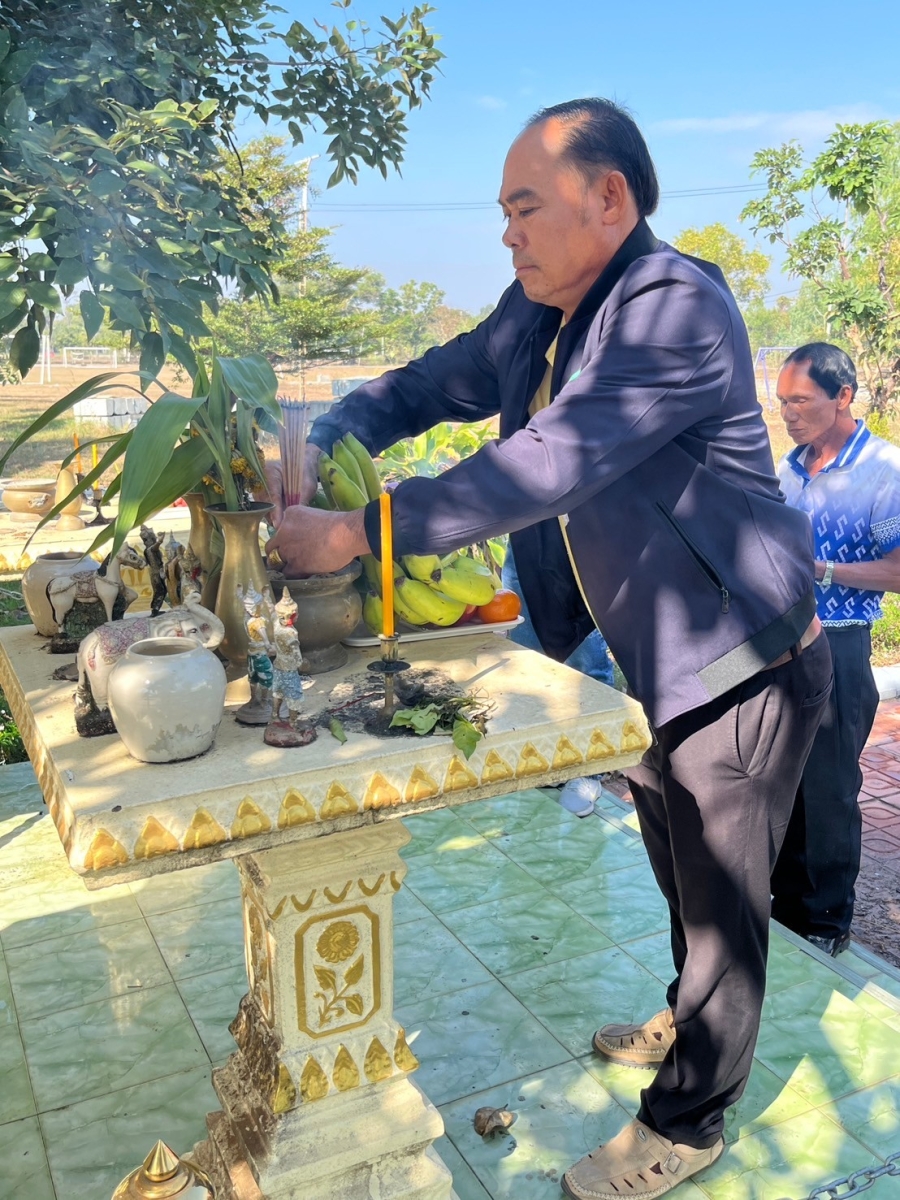 วันพฤหัสบดีที่ 2 มกราคม 2568 นายไชยา หาญสมุทร นายกองค์การบริหารส่วนตำบลห้วยข่า พร้อมคณะผู้บริหาร พนักงานส่วนตำบลและพนักงานจ้างขององค์การบริหารส่วนตำบลห้วยข่า ไหว้ศาลพระภูมิและศาลตายายเพื่อปกปักรักษาคุ้มครองและความเป็นศิริมงคลในการปฏิบัติงาน