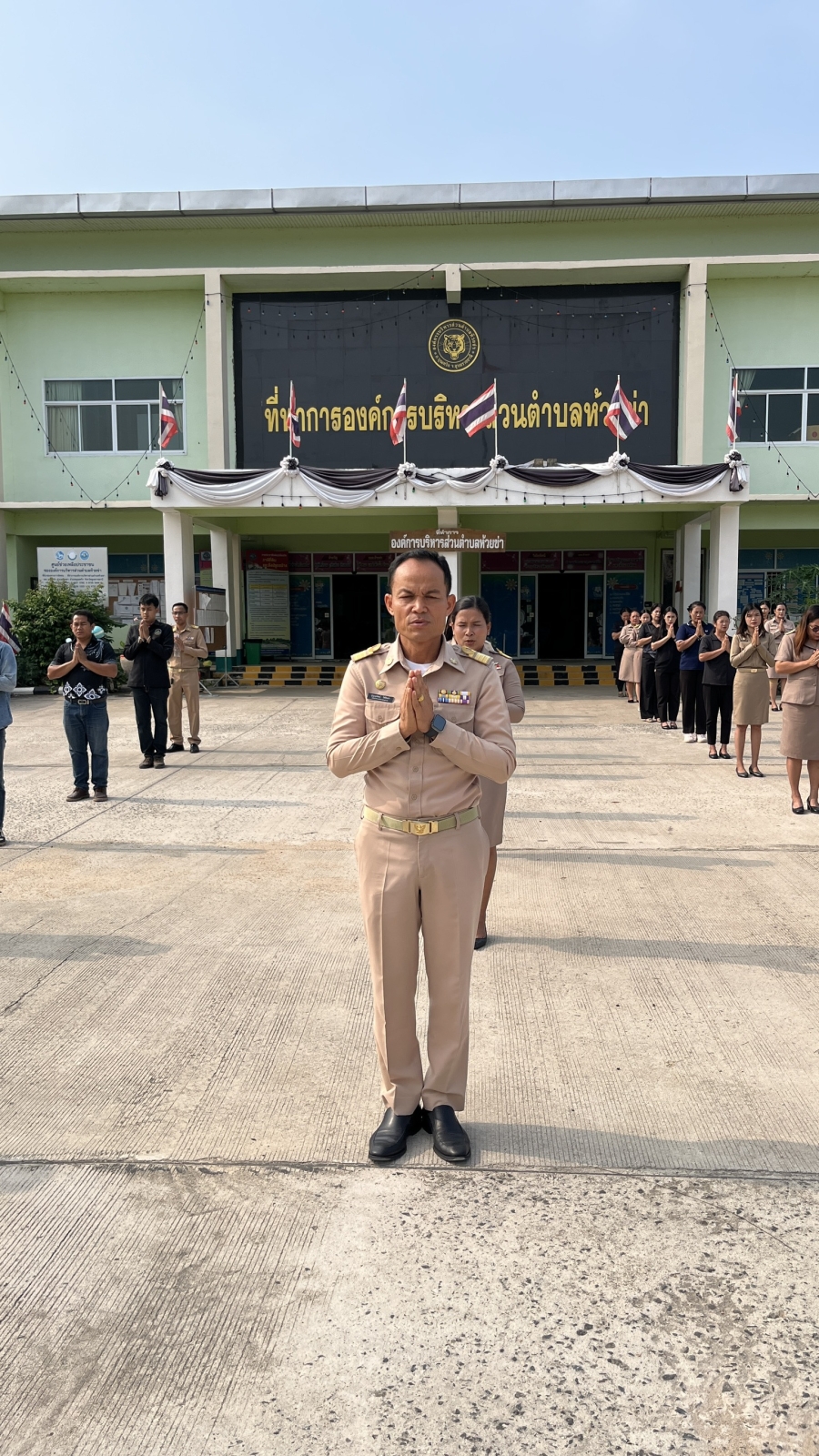 วันจันทร์ที่ 20 เมษายน 2569 นายปุญญพัฒน์ โชตินอก ปลัดองค์การบริหารส่วนตำบลห้วยข่า พร้อมคณะผู้บริหารฯ  พนักงานส่วนตำบลและพนักงานจ้างขององค์การบริหารส่วนตำบลห้วยข่า ร่วมกันเข้าแถวเคารพธงชาติและรับนโยบายในการปฏิบัติงานโดยพร้อมเพรียงกัน