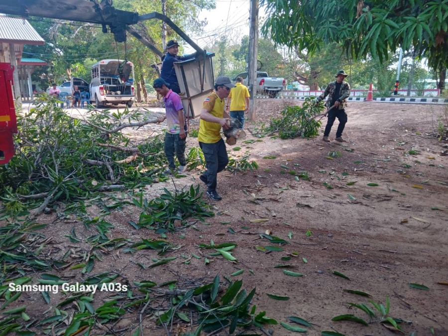 วันอังคารที่ 7 พฤษภาคม 2567 เจ้าหน้าที่องค์การบริหารส่วนตำบลห้วยข่า ออกปฏิบัติหน้าที่ตัดต้นไม้/กิ่งไม้ที่พาดสายไฟฟ้า เพื่อบรรเทาความเดือดร้อนของประชนชนในพื้นที่ตำบลห้วยข่า