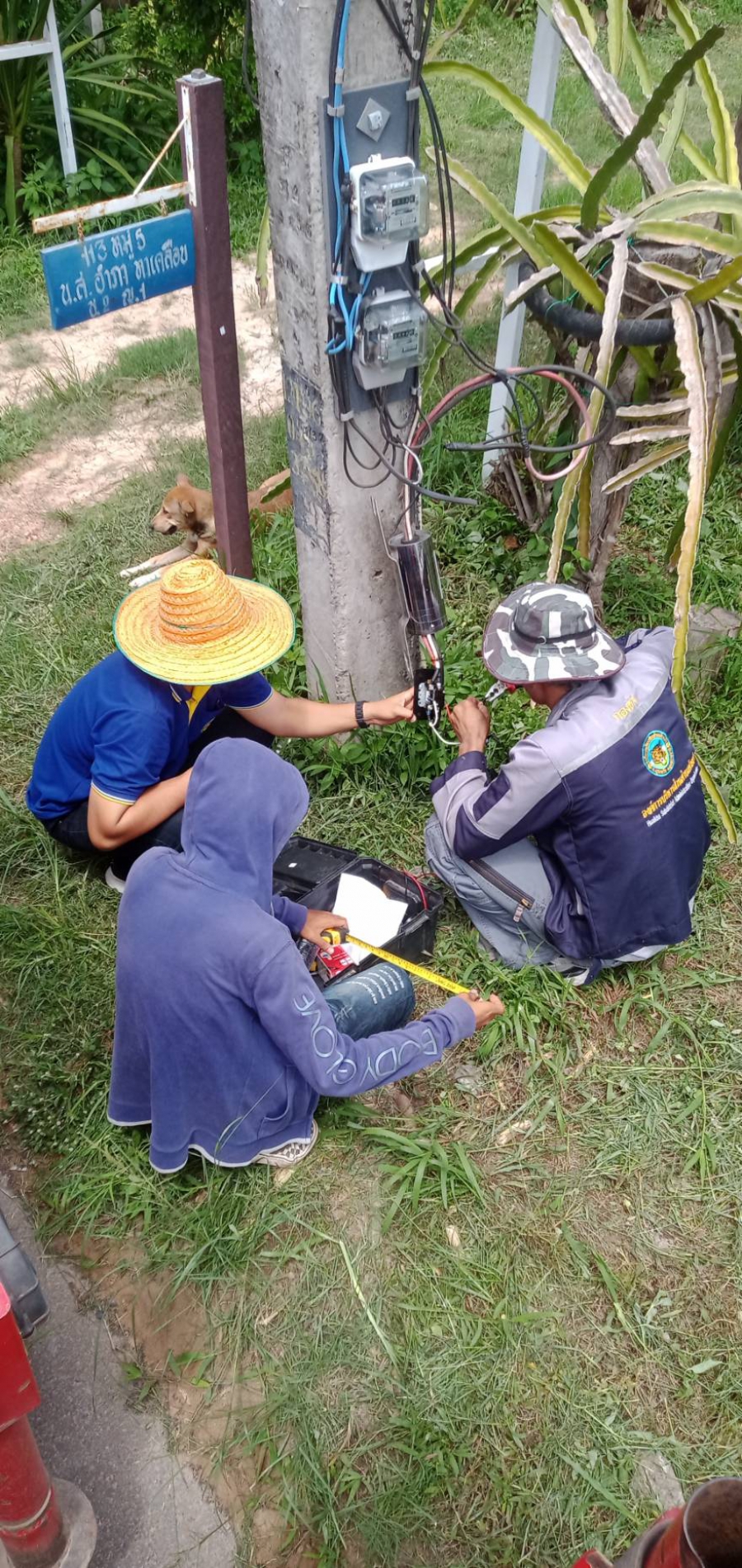 วันอังคารที่ 13 มิถุนายน 2566 เจ้าหน้าที่องค์การบริหารส่วนตำบลห้วยข่า ออกปฏิบัติหน้าที่ซ่อมแซม/ซ่อมบำรุงไฟฟ้าส่องสว่าง เพื่อแก้ปัญหาและบรรเทาความเดือดร้อนของประชาชนในเขตพื้นที่ตำบลห้วยข่าบ้านแก้งสว่าง ม.5 และบ้านเก่ากลาง หมู่ 12