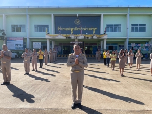 ร่วมกันเข้าแถวเคารพธงชาติและรับนโยบายในการปฏิบัติงานจากผู้บังคับบัญชาโดยพร้อมเพรียงกัน