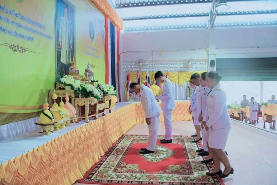 วันพฤหัสบดีที่ 5 ธันวาคม 2566 นายไชยา หาญสมุทร นายกองค์การบริหารส่วนตำบลห้วยข่า พนักงานส่วนตำบลและพนักงานจ้างขององค์การบริหารส่วนตำบลห้วยข่า ร่วมกิจกรรมเนื่องในวันคล้ายวันพระบรมราชสมภพ พระบาทสมเด็ชพระบรมชนกาธิเบศร มหาภูมิพลอดุลยเดชมหาราช