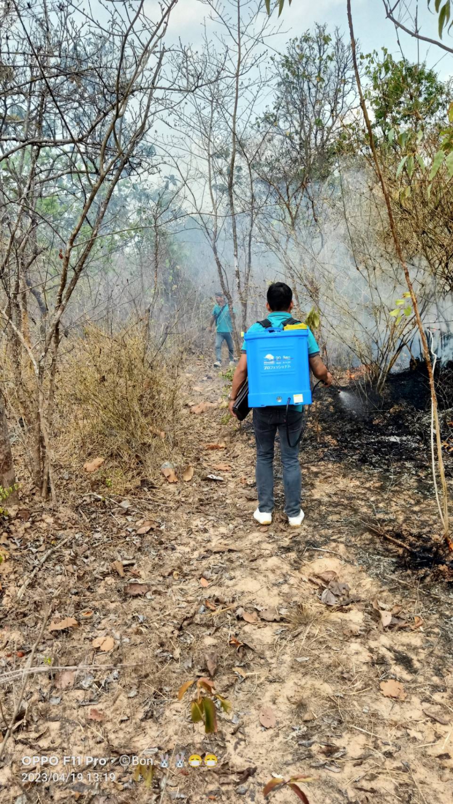 เจ้าหน้าที่องค์การบริหารส่วนตำบลห้วยข่า ออกปฏิบัติหน้าที่ดับไฟไหม้ป่าสาธารณประโยชน์ (โคกนางัว) บ้านห้วยข่าทักษิณ หมู่ 15
