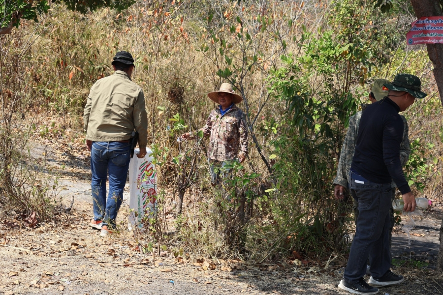 วันพฤหัสบดีที่ 24 เมษายน 2568 สิบเอกปิยวัฒน์ วาริสาร นักป้องกันและบรรเทาสาธารณภัยชำนาญการ พร้อมเจ้าหน้าที่องค์การบริหารส่วนตำบลห้วยข่า ดำเนินการเก็บขยะ ตามแหล่งท่องเที่ยวภูหินด่าง และคัดแยกขยะจากต้นทางนำมากำจัด