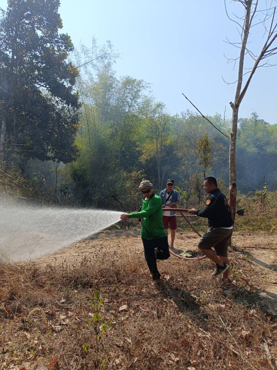 วันอาทิตย์ที่ 15 กุมภาพันธ์ 2569 สิบเอกปิยวัฒน์ วริสาร นักป้องกันและบรรเทาสาธารณภัยชำนาญการ พร้อมเจ้าหน้าที่องค์การบริหารส่วนตำบลห้วยข่า ออกปฏิบัติหน้าที่ดับไฟไหม้ก่อไผ่และสวนยางพารา เพื่อแก้ปัญหาและบรรเทาความเดือดร้อนของประชาชน