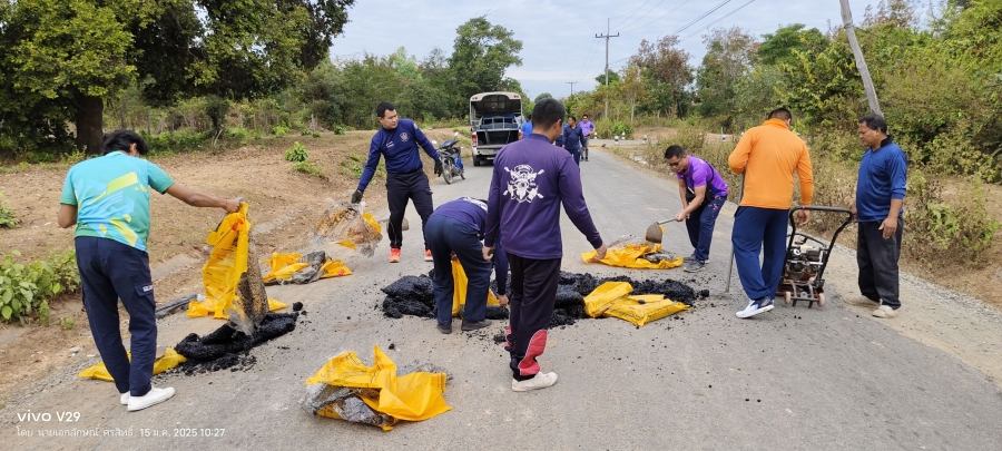 วันพุธที่ 15 มกราคม 2568  พนักงานส่วนตำบลและพนักงานจ้างขององค์การบริหารส่วนตำบลห้วยข่า ออกปฏิบัติหน้าที่ซ่อมแซม/ซ่อมบำรุง ถนนเส้นบ้านคำขุนราษฏร์ หมู่ที่ 17 - บ้านหนองแปน หมู่ที่ 3