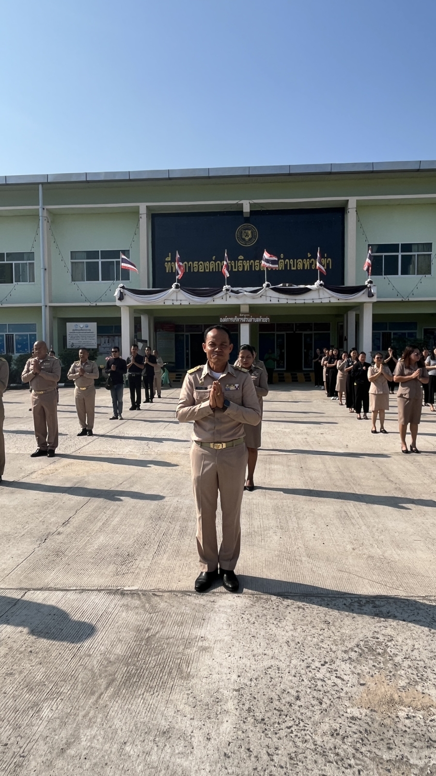 วันจันทร์ที่ 30 มีนาคม 2569 นายปุญญพัฒน์ โชตินอก ปลัดองค์การบริหารส่วนตำบลห้วยข่า พร้อมคณะผู้บริหารฯ  พนักงานส่วนตำบลและพนักงานจ้างขององค์การบริหารส่วนตำบลห้วยข่า ร่วมกันเข้าแถวเคารพธงชาติและรับนโยบายในการปฏิบัติงานโดยพร้อมเพรียงกัน