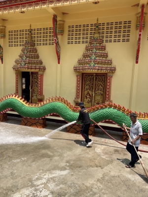 วันอังคารที่ 8 เมษายน 2568 เจ้าหน้าที่องค์การบริหารส่วนตำบลห้วยข่า ออกปฏิบัติหน้าที่นำรถน้ำออกฉีดน้ำ ร่วมกับผู้นำชุมชนและประชาชนล้างทำความสะอาดวัดสุวรรณารามบ้านหนองเม็ก บ้านหนองเม็ก ตำบลห้วยข่า อำเภอบุณฑริก จังหวัดอุบลราชธานี
